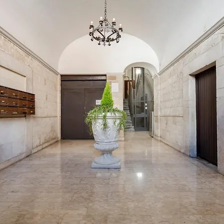 Apartment Guesthost - Vaulted In The Heart Of
