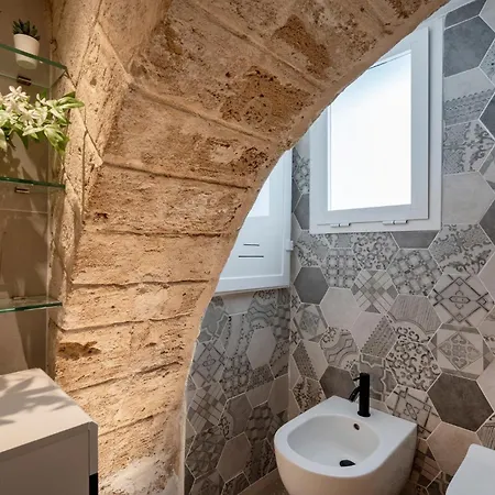 Guesthost - Vaulted In The Heart Of Apartment *