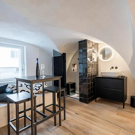 Apartment Guesthost - Vaulted In The Heart Of *