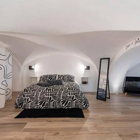 Guesthost - Vaulted In The Heart Of