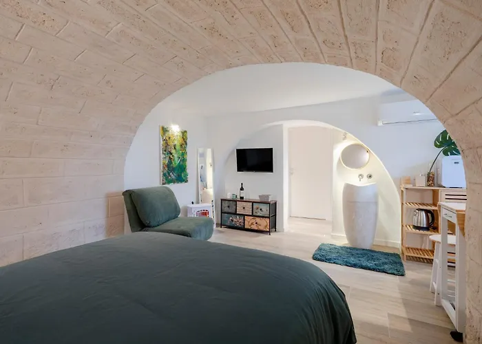 Guesthost - Vaulted In The Heart Of * Bari