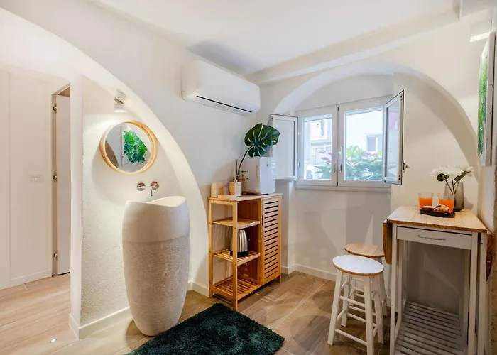 Guesthost - Vaulted In The Heart Of *