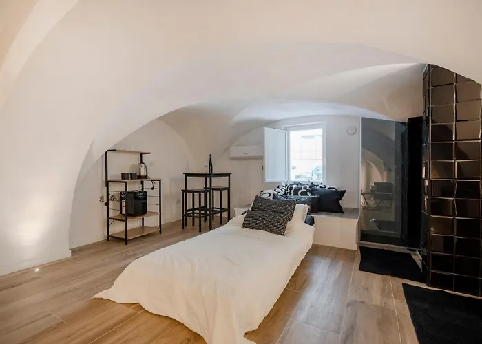 Guesthost - Vaulted In The Heart Of Bari