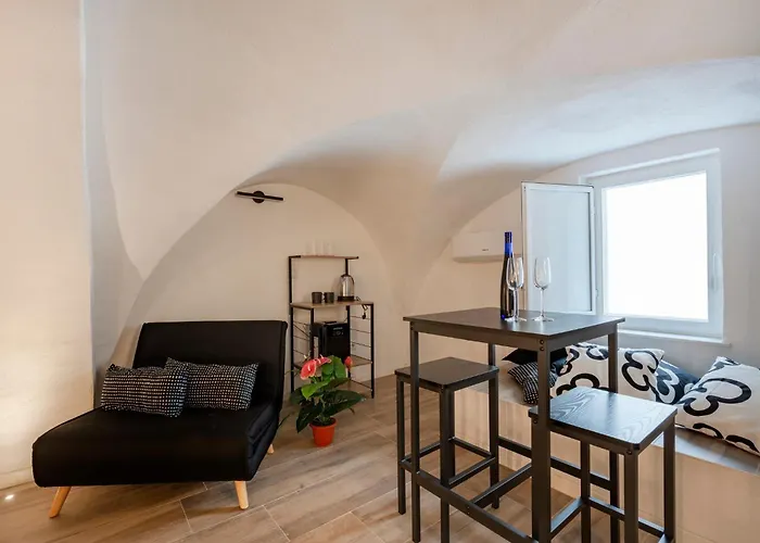 Guesthost - Vaulted In The Heart Of Apartment