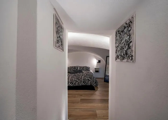 Guesthost - Vaulted In The Heart Of Apartment *