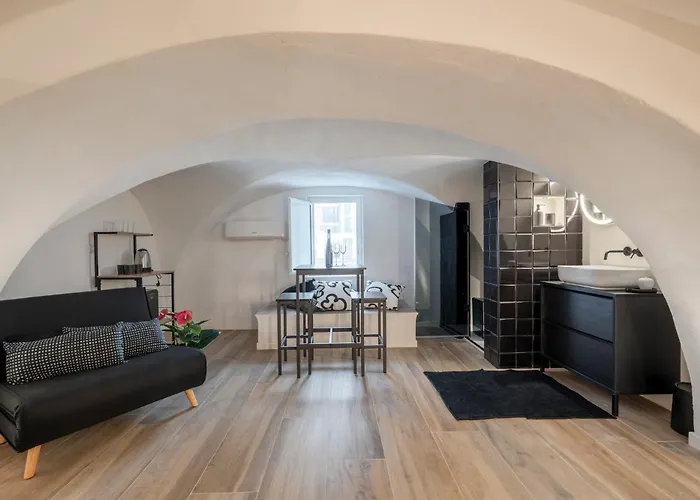 Guesthost - Vaulted In The Heart Of Apartment *