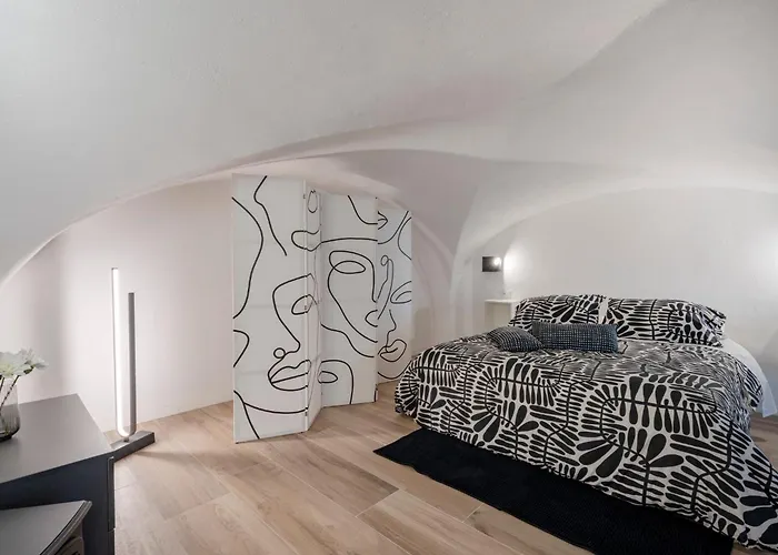 Guesthost - Vaulted In The Heart Of * Bari