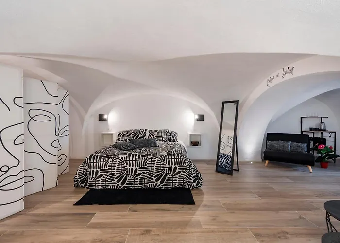 Guesthost - Vaulted In The Heart Of