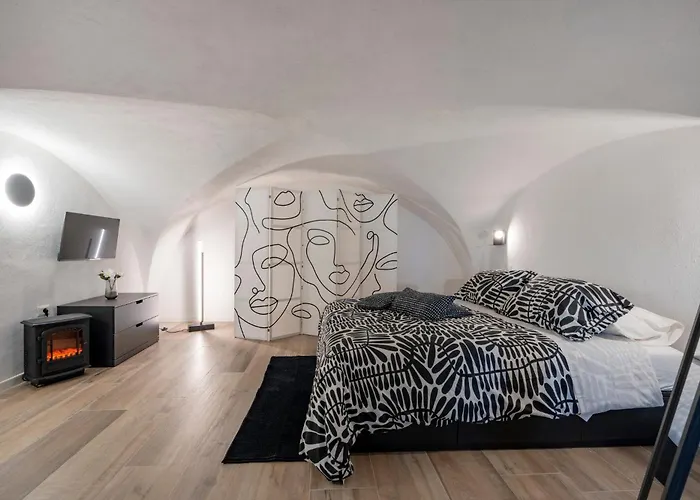 Guesthost - Vaulted In The Heart Of Apartment