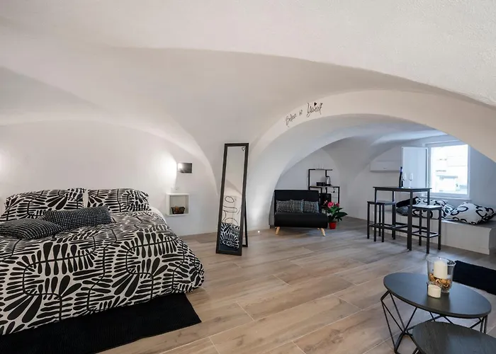 Guesthost - Vaulted In The Heart Of Apartment Bari