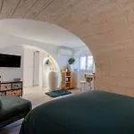 Guesthost - Vaulted In The Heart Of *