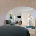 Guesthost - Vaulted In The Heart Of * Bari