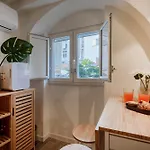 Guesthost - Vaulted In The Heart Of * Bari