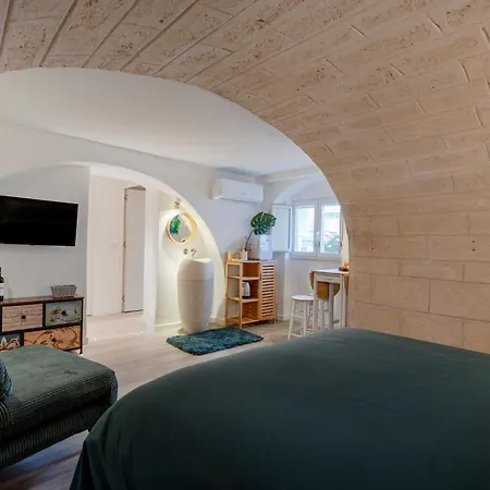 Guesthost - Vaulted In The Heart Of *