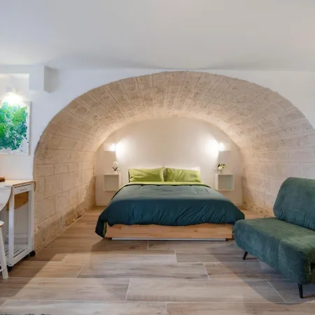 Guesthost - Vaulted In The Heart Of *