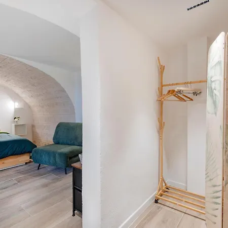 Guesthost - Vaulted In The Heart Of