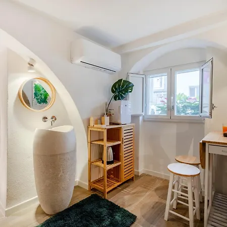 Guesthost - Vaulted In The Heart Of *