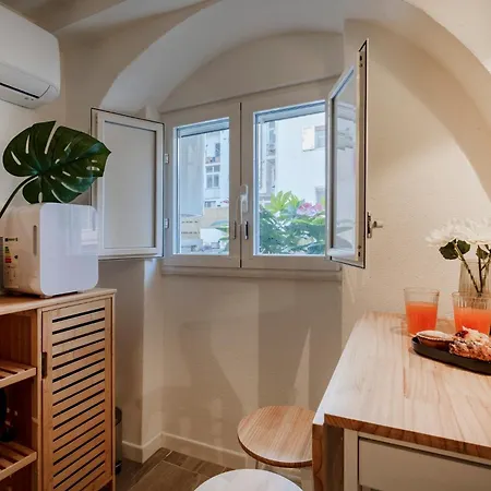 Guesthost - Vaulted In The Heart Of * Bari