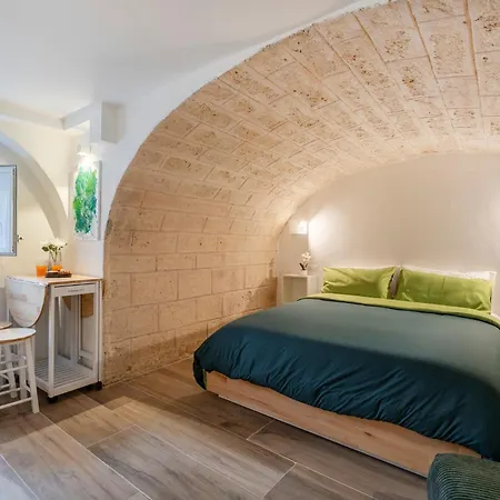 Guesthost - Vaulted In The Heart Of Appartement *