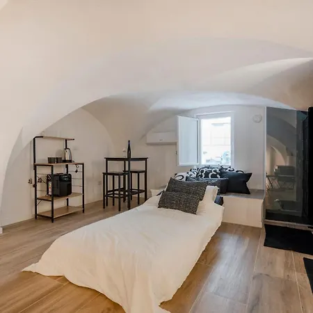 Guesthost - Vaulted In The Heart Of Bari