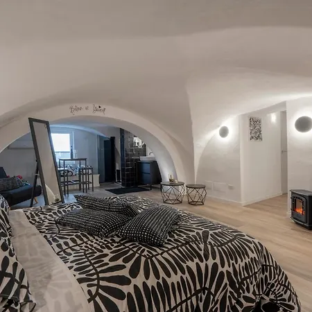 Guesthost - Vaulted In The Heart Of Bari