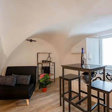 Guesthost - Vaulted In The Heart Of شقة