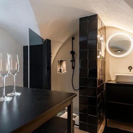 Guesthost - Vaulted In The Heart Of Apartamento