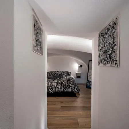 Guesthost - Vaulted In The Heart Of Appartement *