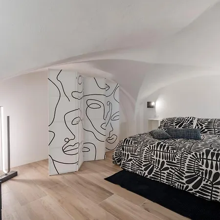 Guesthost - Vaulted In The Heart Of * Bari