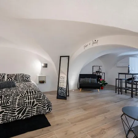 Guesthost - Vaulted In The Heart Of Lejlighed Bari