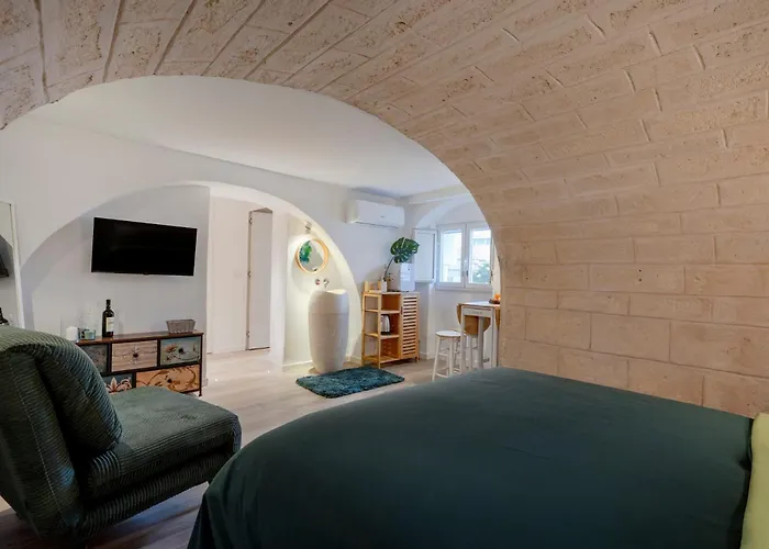 Guesthost - Vaulted In The Heart Of *