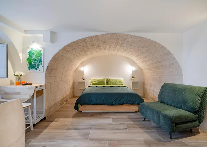 Guesthost - Vaulted In The Heart Of *