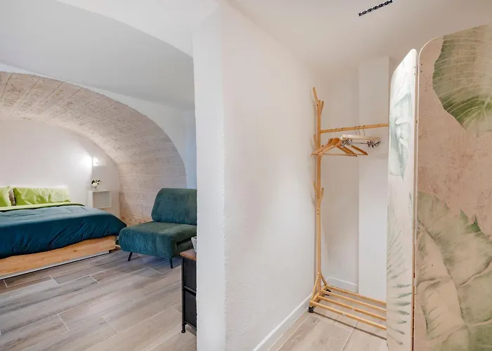 Guesthost - Vaulted In The Heart Of