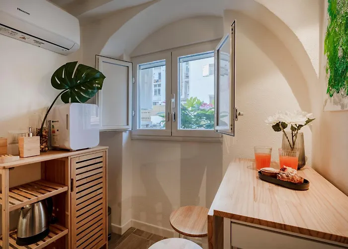 Guesthost - Vaulted In The Heart Of * Bari