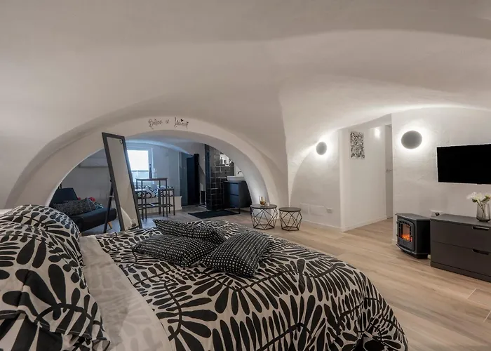 Guesthost - Vaulted In The Heart Of Bari