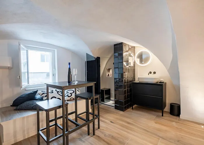 Apartamento Guesthost - Vaulted In The Heart Of *